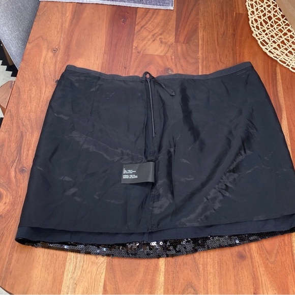 Club Monaco Sequin Mini Skirt. 100% Silk. Size 8 - Picture 13 of 13